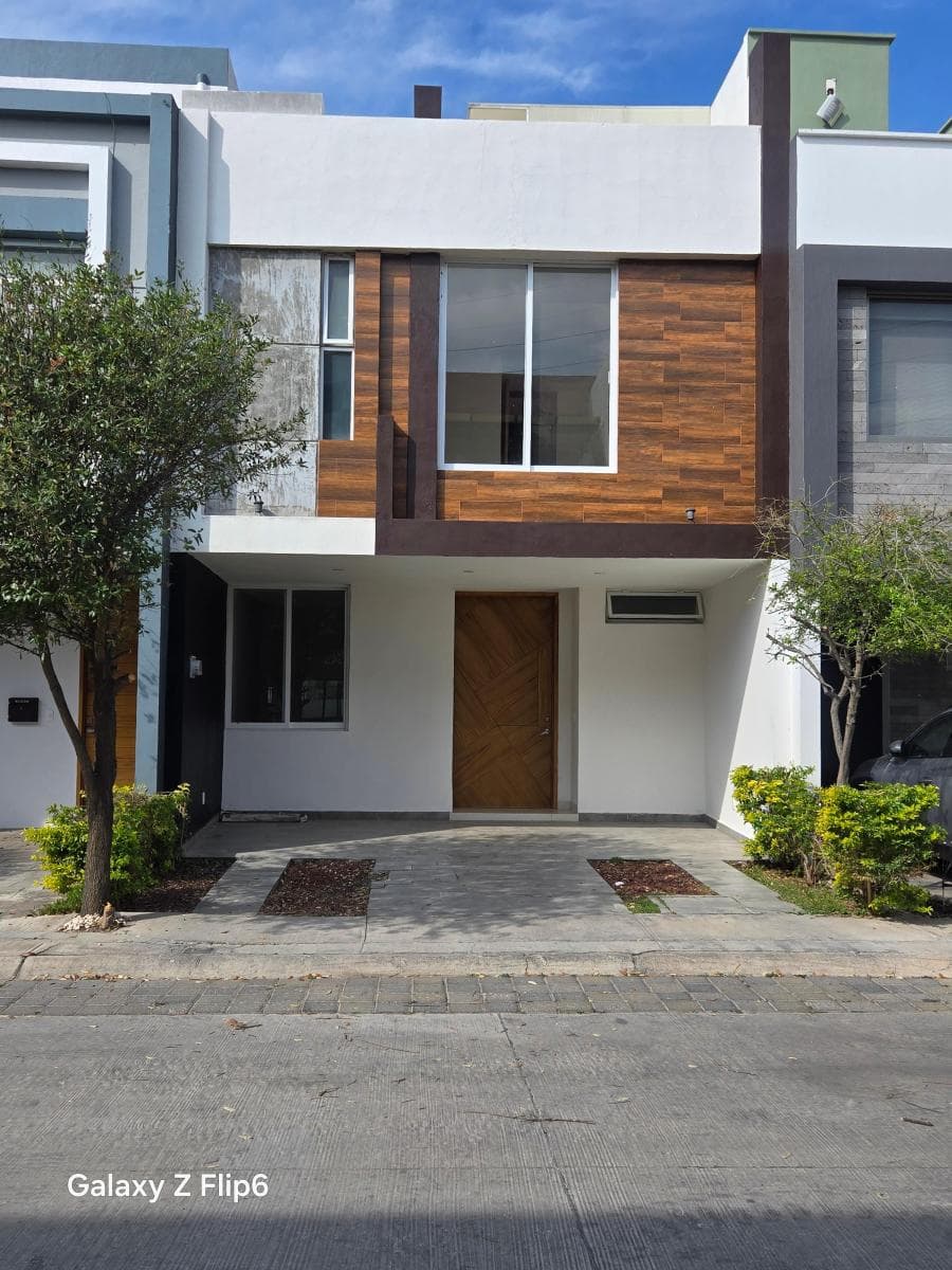 CASA EN VITANIA COTO RESIDENCIAL